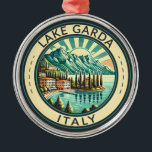 Gardasee - Italien Illustration Reisen Kunst, Dich Ornament Aus Metall<br><div class="desc">Gardasee Vektorkunst Design. Der Gardasee in Norditalien ist bekannt für sein kristallklares Wasser. Im Süden dominiert die Stadt Sirmione von der Rocca Scaligera,  einer Festung mit Blick auf den Hafen.</div>