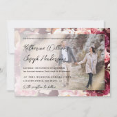 Garden Burgundy Script Kalligrafy Foto Wedding Einladung (Vorderseite)
