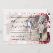 Garden Burgundy Script Kalligrafy Foto Wedding Einladung (Vorderseite)