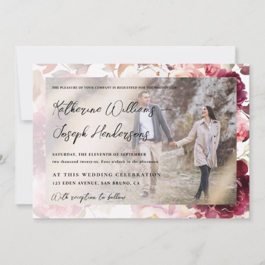 Garden Burgundy Script Kalligrafy Foto Wedding Einladung (Vorderseite)