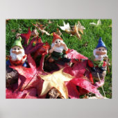 Garden Gnomes in the Yard Fall Red Brown Blätter Poster (Vorne)