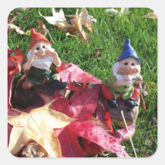 Garden Gnomes in the Yard Fall Red Brown Blätter Quadratischer Aufkleber