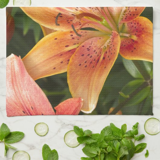 Garden Lilies Geschirrtuch (Gefaltet)