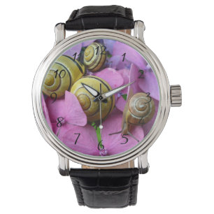 Garden Snails auf rosafarbenen Blume Armbanduhr