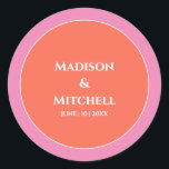 Garden Sunrise Pink Orange Hochzeit Runder Aufkleber<br><div class="desc">Vergewissern Sie sich, dass Ihre Hochzeitssuite so trendig und stilvoll ist wie Ihr großer Tag mit diesem farbenfrohen tropischen Sonnenuntergang oder Sonnenaufgang. Die perfekte Wahl für einen Frühlings- oder Sommergarten Sonnenaufgang oder Hochzeit, die rosa und orangefarbenen Farben sind garantiert für ein Statement. Bestellen Sie noch heute Ihre Hochzeitssuite und machen...</div>