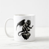 Gargoyle sitzt auf einem Felsen Kaffeetasse (Links)