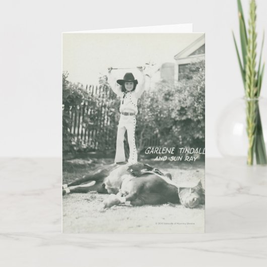 Garlene Tindall stehend auf einem Trickpferd Karte (Vorderseite)