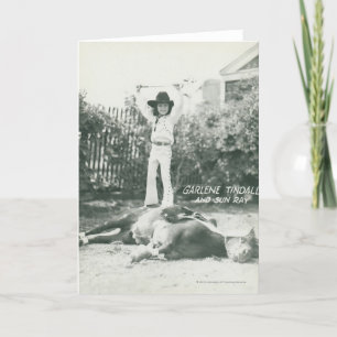 Garlene Tindall stehend auf einem Trickpferd Karte