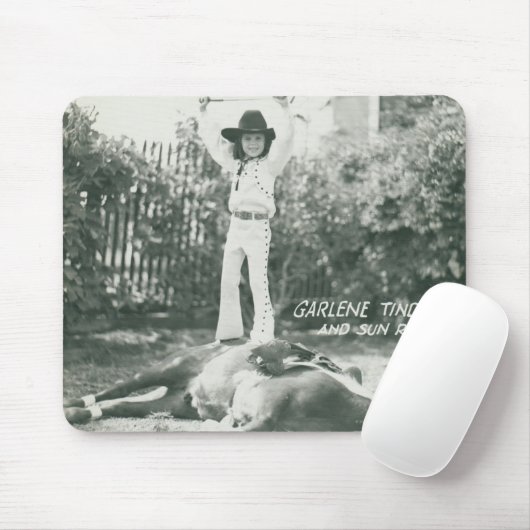 Garlene Tindall stehend auf einem Trickpferd Mousepad (Mit Mouse)