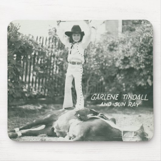 Garlene Tindall stehend auf einem Trickpferd Mousepad (Vorne)