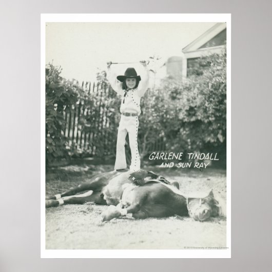 Garlene Tindall stehend auf einem Trickpferd. Poster (Vorne)