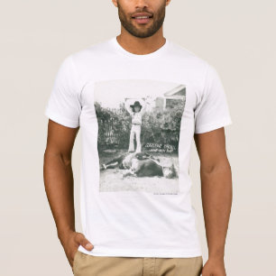 Garlene Tindall stehend auf einem Trickpferd T-Shirt