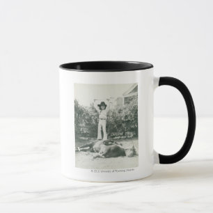 Garlene Tindall stehend auf einem Trickpferd Tasse