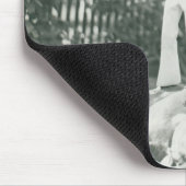 Garlene Tindall steht auf einem Trickpferd. Mousepad (Ecke)
