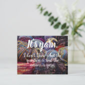 Garn // Die Antwort ist Garn Postkarte (Stehend Vorderseite)