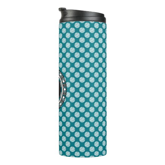 Garnbälle Nahtloses Muster mit Monogramm ・ Handwer Thermosbecher (Nach rechts gedreht)