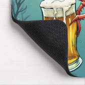 Garnele hält ein Glas Bier Mousepad (Ecke)