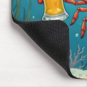 Garnelen, die ein Bier-Glas halten Mousepad (Ecke)