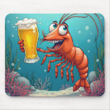 Garnelen, die ein Bier-Glas halten