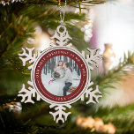 Garnet | Erstes Verheiratetes Foto zu Weihnachten Schneeflocken Zinn-Ornament<br><div class="desc">Dieses elegante, schneeflocke Weihnachtsschmuck ist das ideale Geschenk für frisch verheiratete Gäste und bietet ein beliebtes Foto, umgeben von einer festlichen Garnelengrenze. "Unsere ersten Weihnachten als Herr. & Mrs." kurbelt über die Spitze Ihres Fotos in Elfenbeinbuchstaben, mit dem Jahr darunter. Passen Sie mit einem Hochzeitsfest-Foto auf, um einen einzigartigen Einblick...</div>