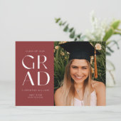 Garnet Grad Block Modernes Foto Abschluss Einladung (Stehend Vorderseite)