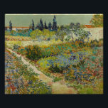 Garten bei Arles Vincent Van Gogh Fotodruck<br><div class="desc">Garden at Arles by Vincent Van Gogh, Oil on Leinwand 1888, ist ein Landschaftsgemälde eines kleinen Fußwegs durch einen ausgedehnten Garten von Blume Betten unter einem sonnigen Himmel, mit Obstbäumen, Schrumpf, Zypressen und ländlich-französischen Gebäude im Hintergrund. Mit abwechslungsreichen Pinselstrichen, die Form, Wachstum und Bewegung der Landschaftsformen vermitteln, die direkt auf...</div>