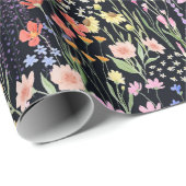 Garten Dunkler Hintergrund Wildblumen Floralmuster Geschenkpapier (Rolleneckpunkt)
