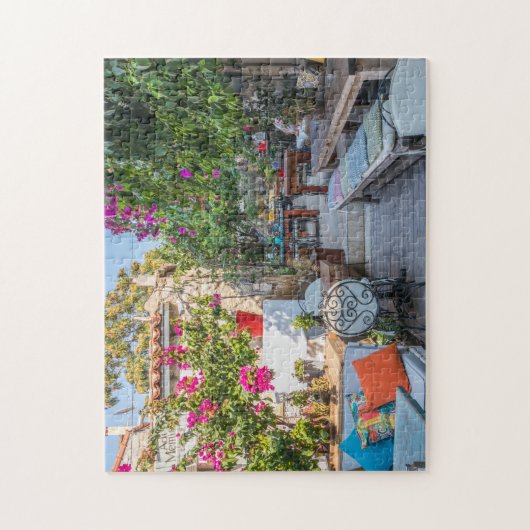 Garten eines Restaurants in Alacati, Izmir, Türkei Puzzle (Vertikal)