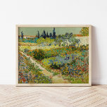 Garten in Arles | Vincent Van Gogh Poster<br><div class="desc">Garten in Arles (1888) von dem niederländischen Künstler Vincent Van Gogh,  der den Eindruck hinterlässt. Originelle Kunstwerke sind ein Öl auf der Leinwand,  das eine üppige Landschaft mit bunten Blume darstellt. Verwenden Sie die Entwurfstools,  um einen benutzerdefinierten Text hinzuzufügen oder das Bild zu personalisieren.</div>