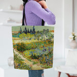 Garten in Arles | Vincent Van Gogh Tasche<br><div class="desc">Garten in Arles (1888) von dem niederländischen Künstler Vincent Van Gogh,  der den Eindruck hinterlässt. Originelle Kunstwerke sind ein Öl auf der Leinwand,  das eine üppige Landschaft mit bunten Blume darstellt. Verwenden Sie die Entwurfstools,  um einen benutzerdefinierten Text hinzuzufügen oder das Bild zu personalisieren.</div>