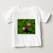 Garten mit Blütenblumen, Rosa Lotus, Baby T-shirt (Vorderseite)