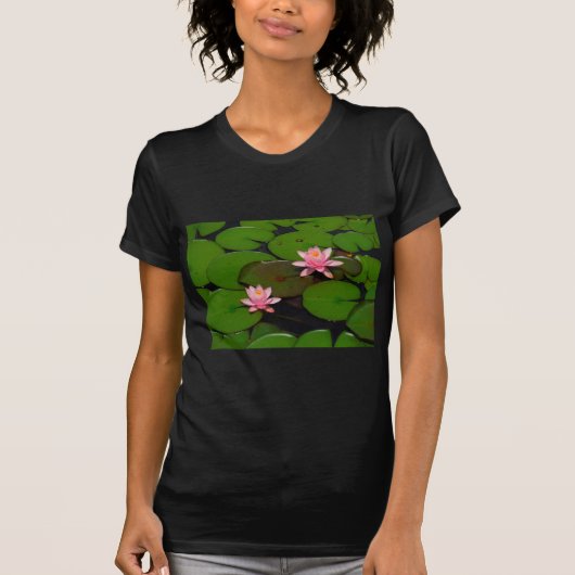 Garten mit Blütenblumen, Rosa Lotus, T-Shirt (Vorderseite)
