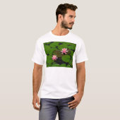 Garten mit Blütenblumen, Rosa Lotus, T-Shirt (Vorne ganz)
