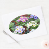 Garten mit farbenfrohen Primaten Ovaler Aufkleber (Umschlag)