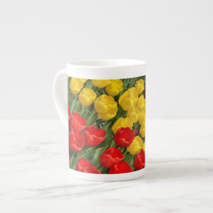 Garten mit roten und gelben Tulpen Porzellantasse