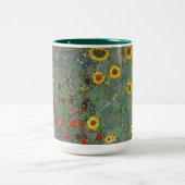 Garten mit Sonnenblumen von Gustav Klimt Zweifarbige Tasse (Mittel)