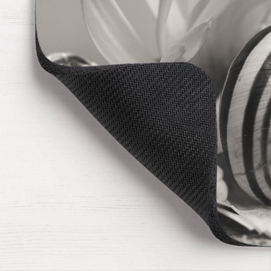 Garten-Schnecken auf Gänseblümchen-Blume mit Namen Mousepad (Ecke)