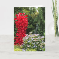 Garten und rote Glasskulptur