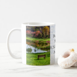 Gartenbank mit Blick auf See/Teich Kaffeetasse