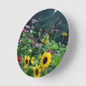 Gartenblick - Sonnenblumen, Gänseblumen, Kosmos Runde Wanduhr (Winkel)