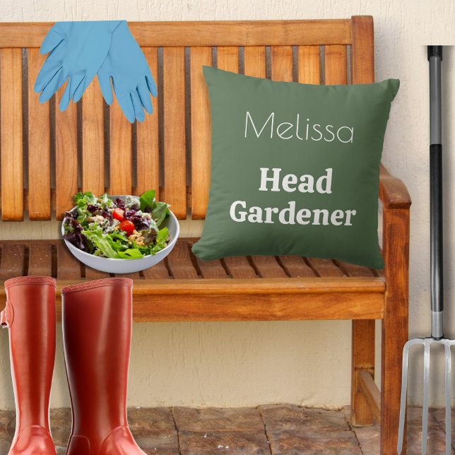 Gartengartendekoration Personalisiert Kissen (A customizable throw pillow cushion in green and white, with Head Gardener caption)