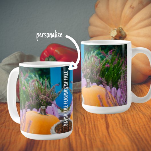 Gartenleben mit einem Orangenkürbis Kaffeetasse