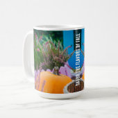 Gartenleben mit einem Orangenkürbis Kaffeetasse (Vorderseite Links)