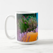 Gartenleben mit einem Orangenkürbis Kaffeetasse (Links)