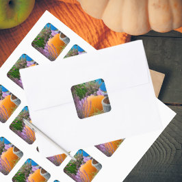 Gartenleben mit einem Orangenkürbis Quadratischer Aufkleber