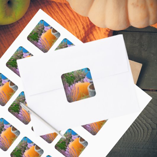 Gartenleben mit einem Orangenkürbis Quadratischer Aufkleber