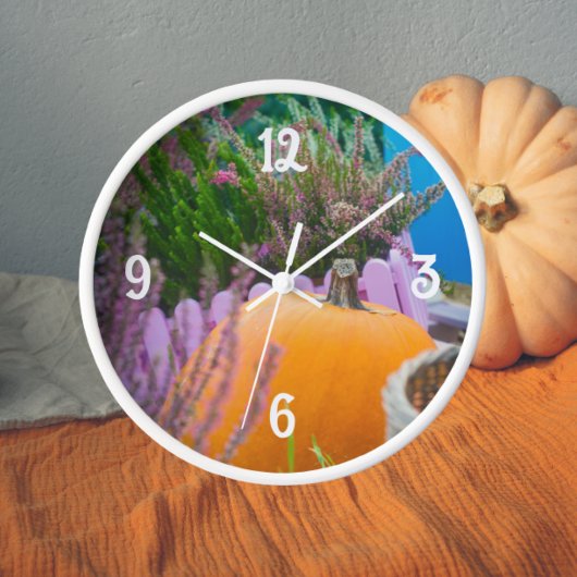 Gartenleben mit einem Orangenkürbis Uhr