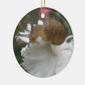 GartenSchnecke und weiße Nelke Maßgeschneidert Geb Keramik Ornament (Links)