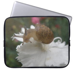 Gartenschnecke und weiße Nelkendecke Laptopschutzhülle