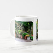 Gartensitzplatz im Regen Kaffeetasse (Vorderseite Links)